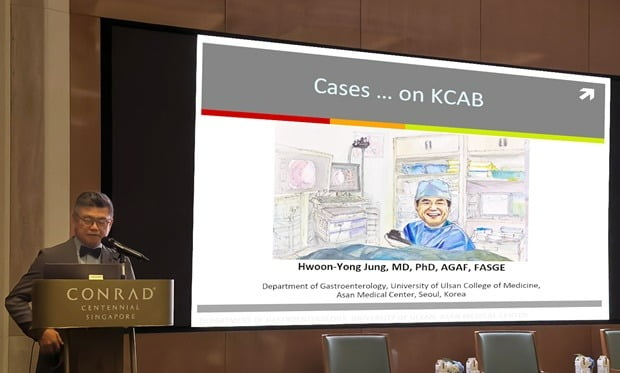 정훈용 서울아산병원 교수가 싱가포르 케이캡 런칭심포지엄에서 싱가포르 의료진을 대상으로 강연하고 있다./사진 제공=HK이노엔
