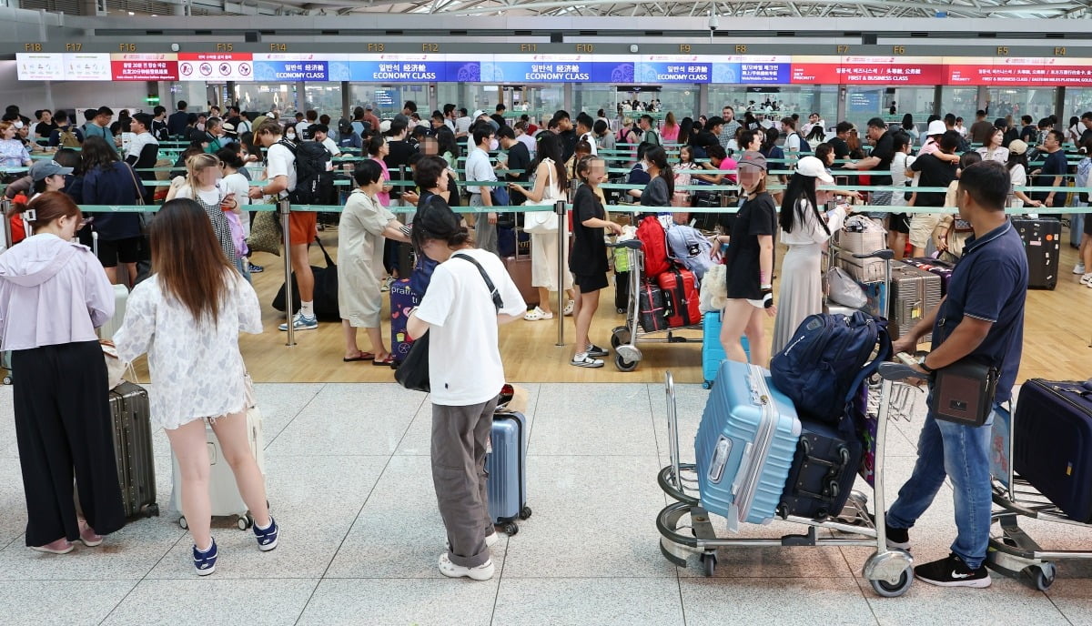 여름휴가철 인천국제공항 제1여객터미널 출국장이 탑승객들로 붐비고 있다. 이솔 기자