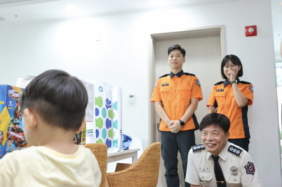 12층서 추락한 세 살배기 '기적생존'…소방대원들과 재회