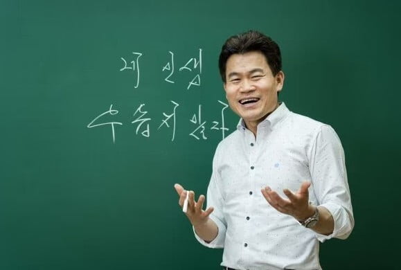 카지노 로얄 '일타 강사'로 유명한 전한길이 홍범도 장군 흉상 이전 논란과 관련해 