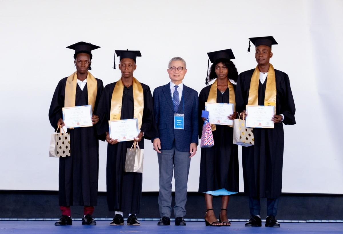 첫 졸업식에서 학업 우수상을 수상한 학생들과 기념 사진을 촬영하고 있는 김웅기 글로벌세아 회장(사진 가운데) / 사진=글로벌세아