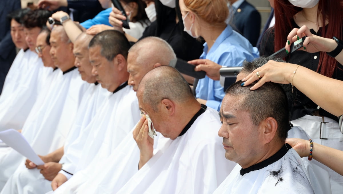 전북도의원들이 5일 오후 전주시 완산구 전북도의회 앞에서 새만금 사회간접자본(SOC) 예산 삭감에 항의하며 삭발하고 있다. /사진=연합카지노사이트