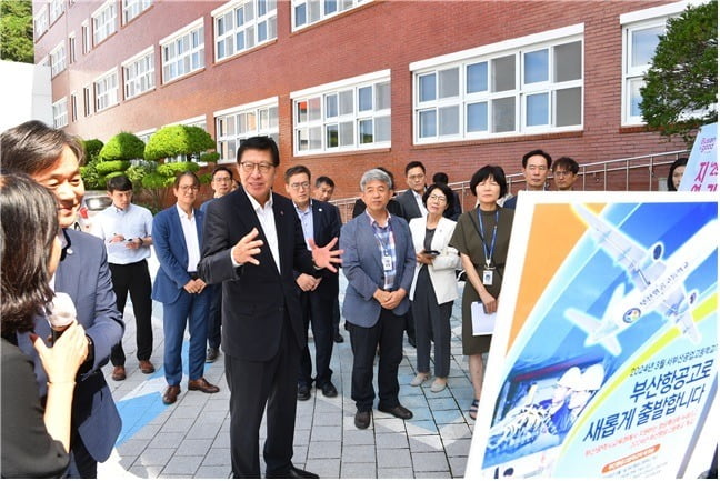 박형준 부산시장이 5일 항공고 전환을 추진 중인 사상구 서부산공고를 방문해 가덕신공항 개발과 연계한 항공 전문 인재 육성 방안을 발표했다. 부산시 제공