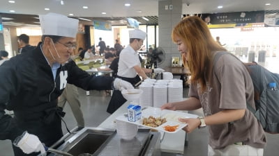 앞치마 두른 유길상 한기대 총장...‘천원의 아침’ 배식봉사로 소통