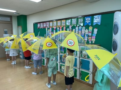 경기도, 광역자치단체 처음으로 '초등생 통학로 안전우산 보급' 사업..큰 호응