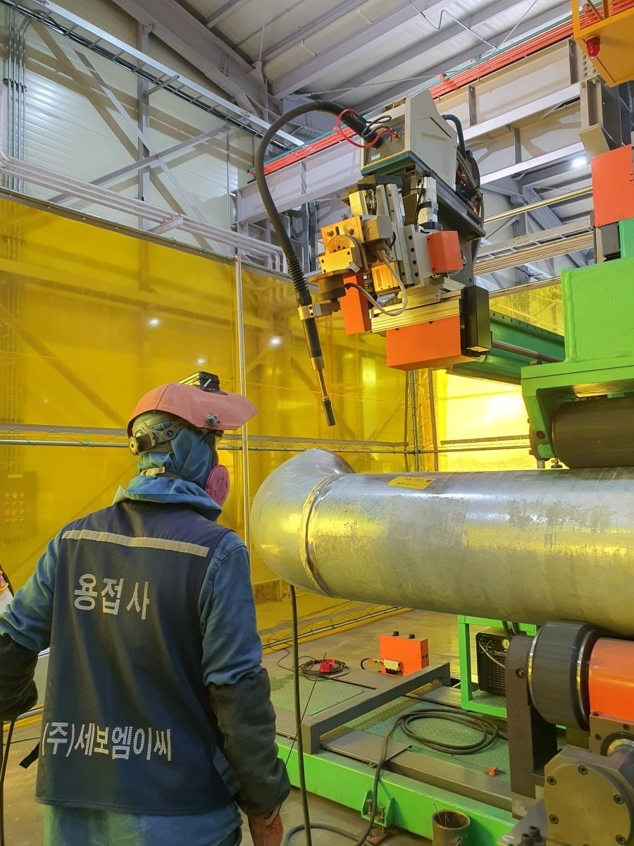 국내 최초 자동화 용접기를 도입한 세보엠이씨. 음성=윤현주 기자