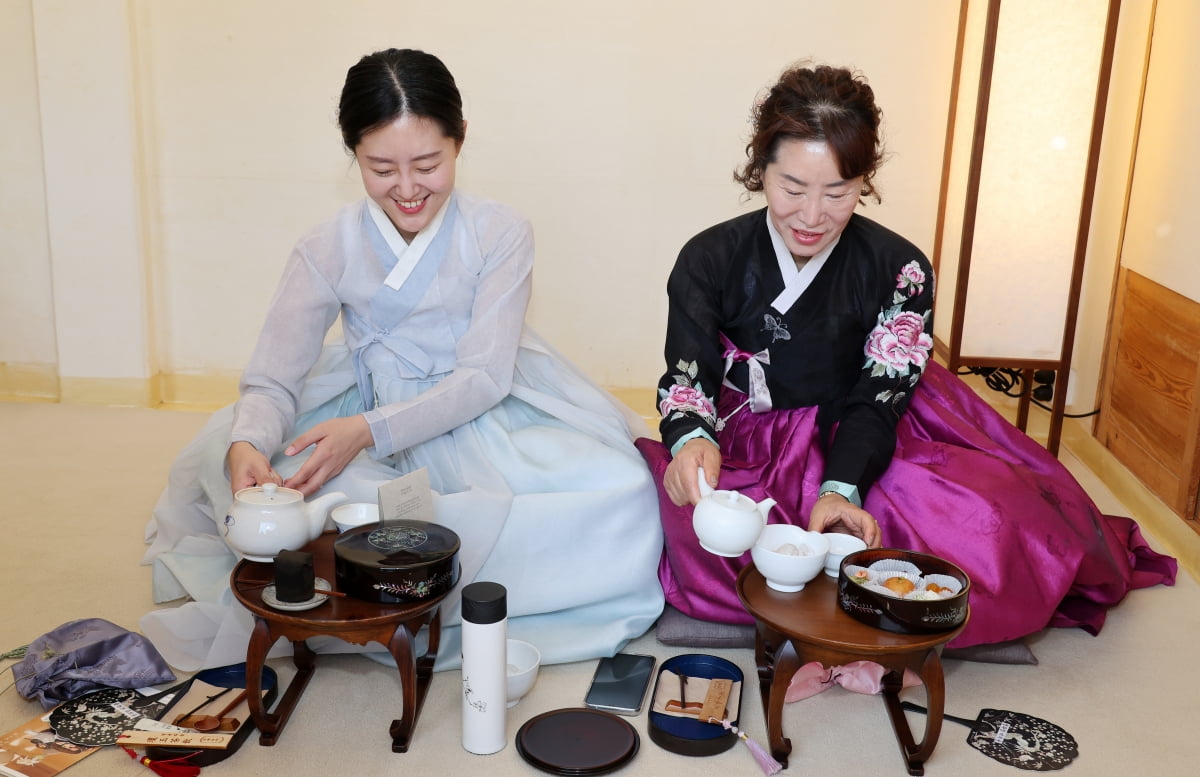 [포토] 경복궁에서 차 마시고 병과도 먹고