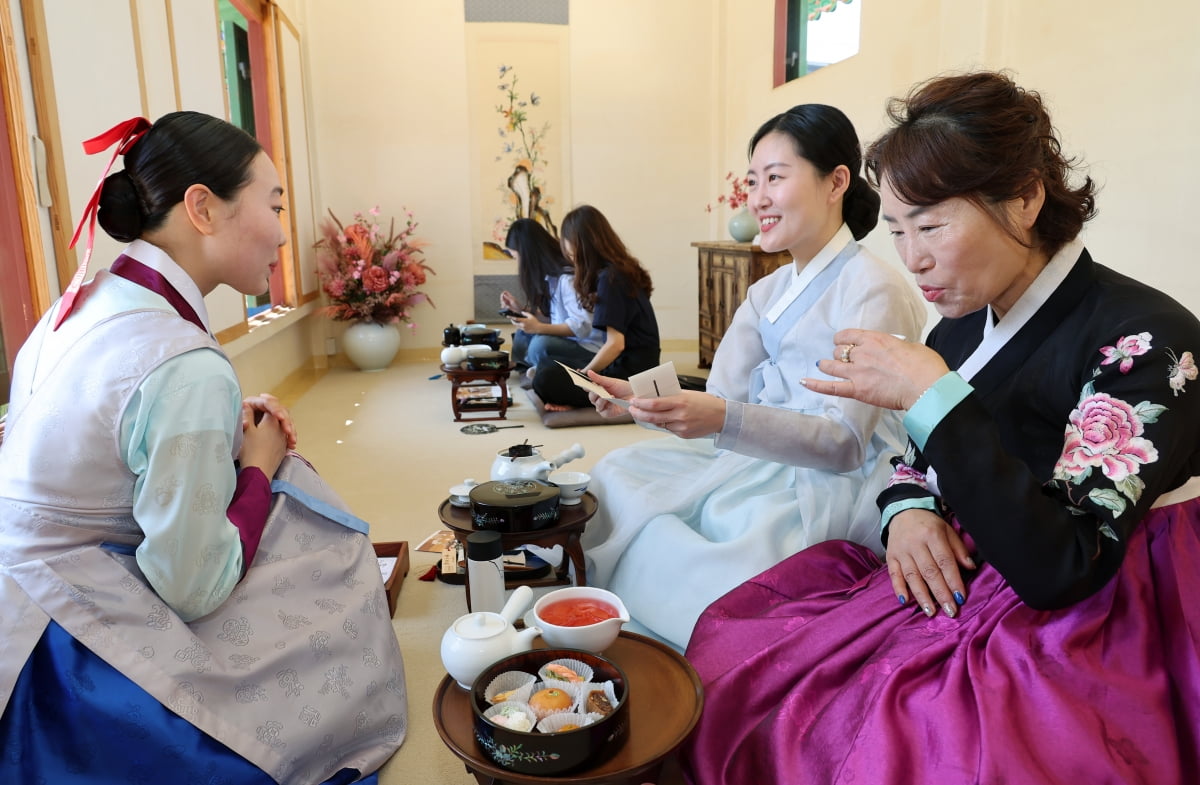 [포토] 경복궁에서 차 마시고 병과도 먹고