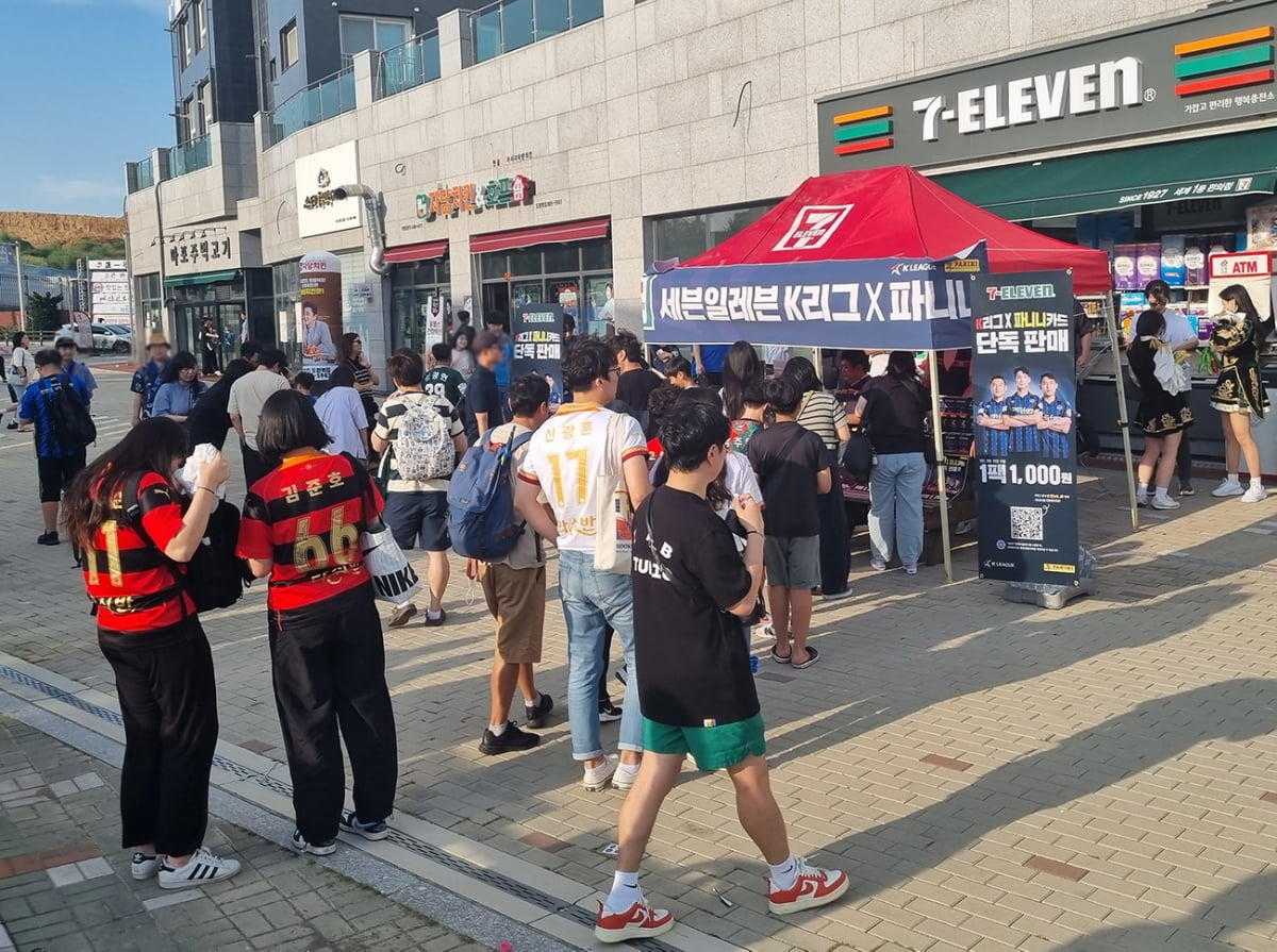 세븐일레븐은 한국프로축구연맹과 손잡고 지난 1일 정식 출시한 'K리그 파니니 카드'가 엿새 만에 70만팩 판매됐다고 7일 밝혔다. 사진=세븐일레븐
