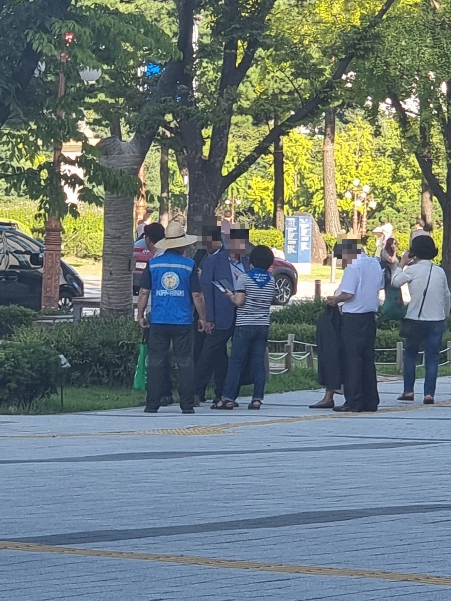 7일 국회에서 열린 '방글라데시-네팔 어린이와 함께하는 나눔 바자회'에서 이재명 더불어민주당 대표 지지자들이 항의하고 있다.