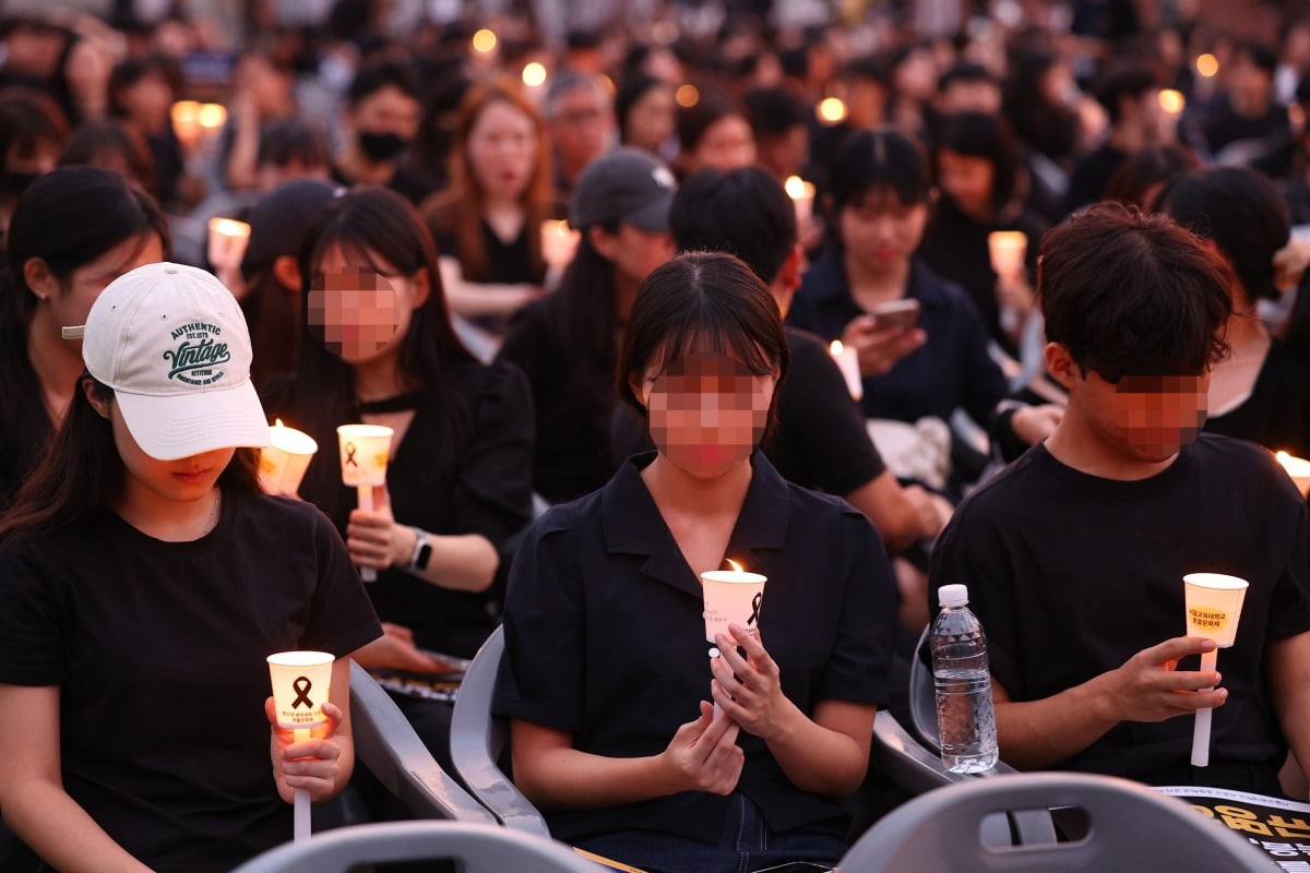 서초구 서이초 교사의 49재였던 4일 오후 서초구 서울교대에서 열린 촛불문화제에서 참가자들이 애도하고 있다. 사진은 기사와 직접적인 연관이 없음./사진=연합뉴스