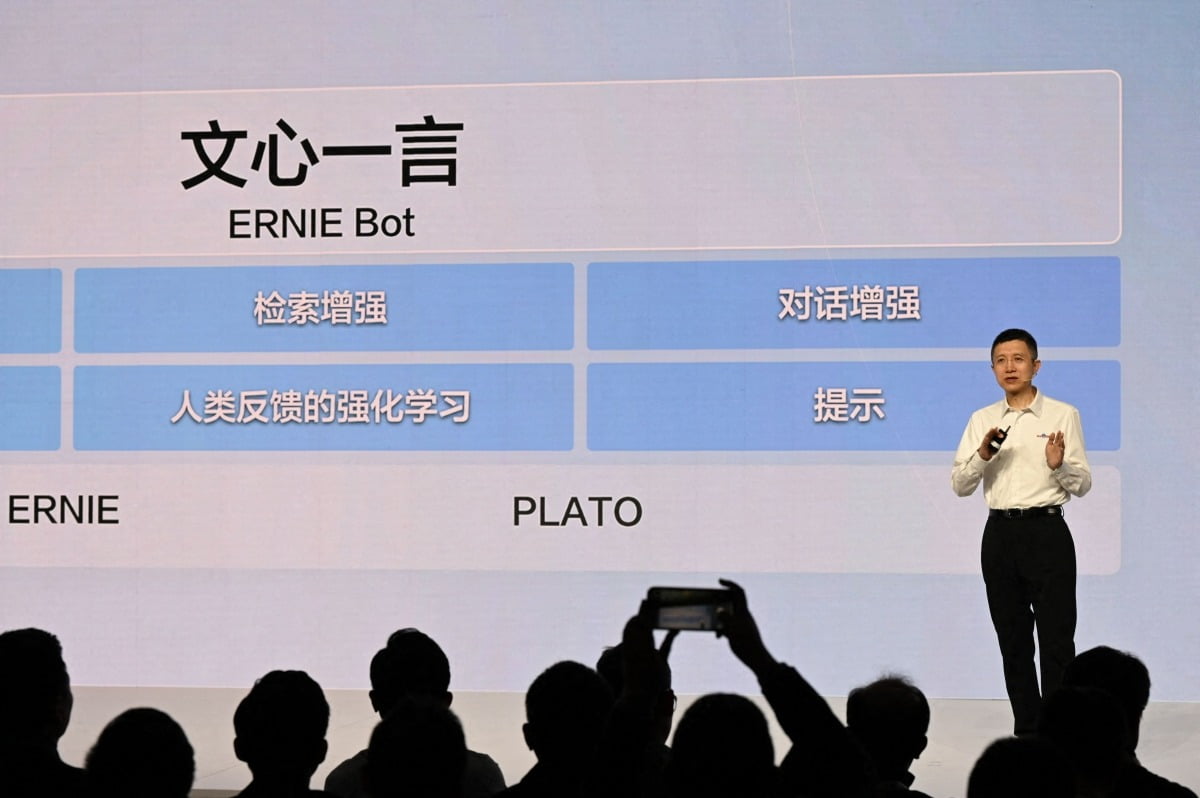 왕하이펑 바이두 최고기술책임자(CTO)가 지난 3월16일 베이징 한 행사에서 바이두의 AI 챗봇 어니봇을 설명하고 있다. 어니봇은 지난달 31일 대중에 최초로 공개됐다.  /AFP