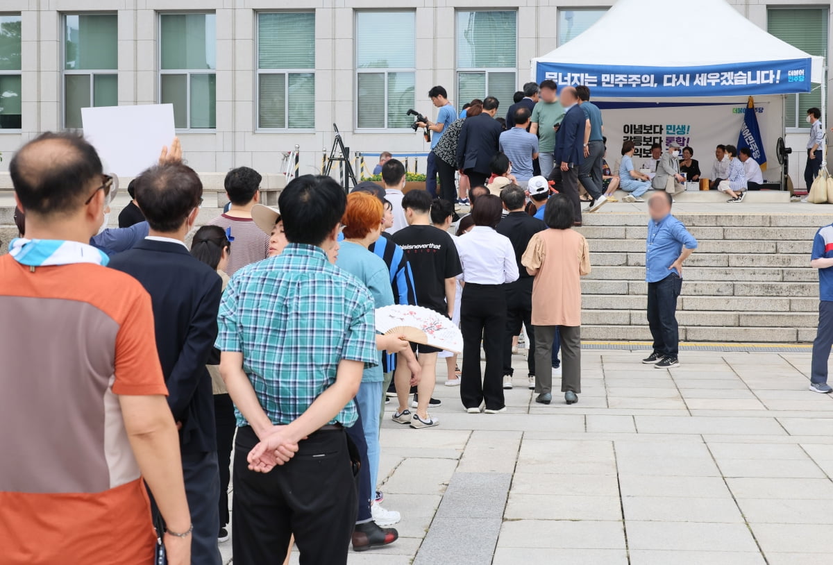 이재명 민주당 대표의 지지자들이 3일 오후 국회에서 나흘째 단식을 이어가고 있는 이 대표를 위로하기 위해 줄지어 서 있다. /사진=연합뉴스