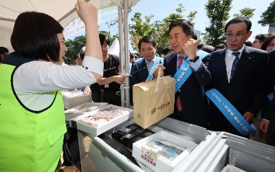 與, 수산물 소비 촉진 행사 참석…"어민 죽이기 더는 안 속아"