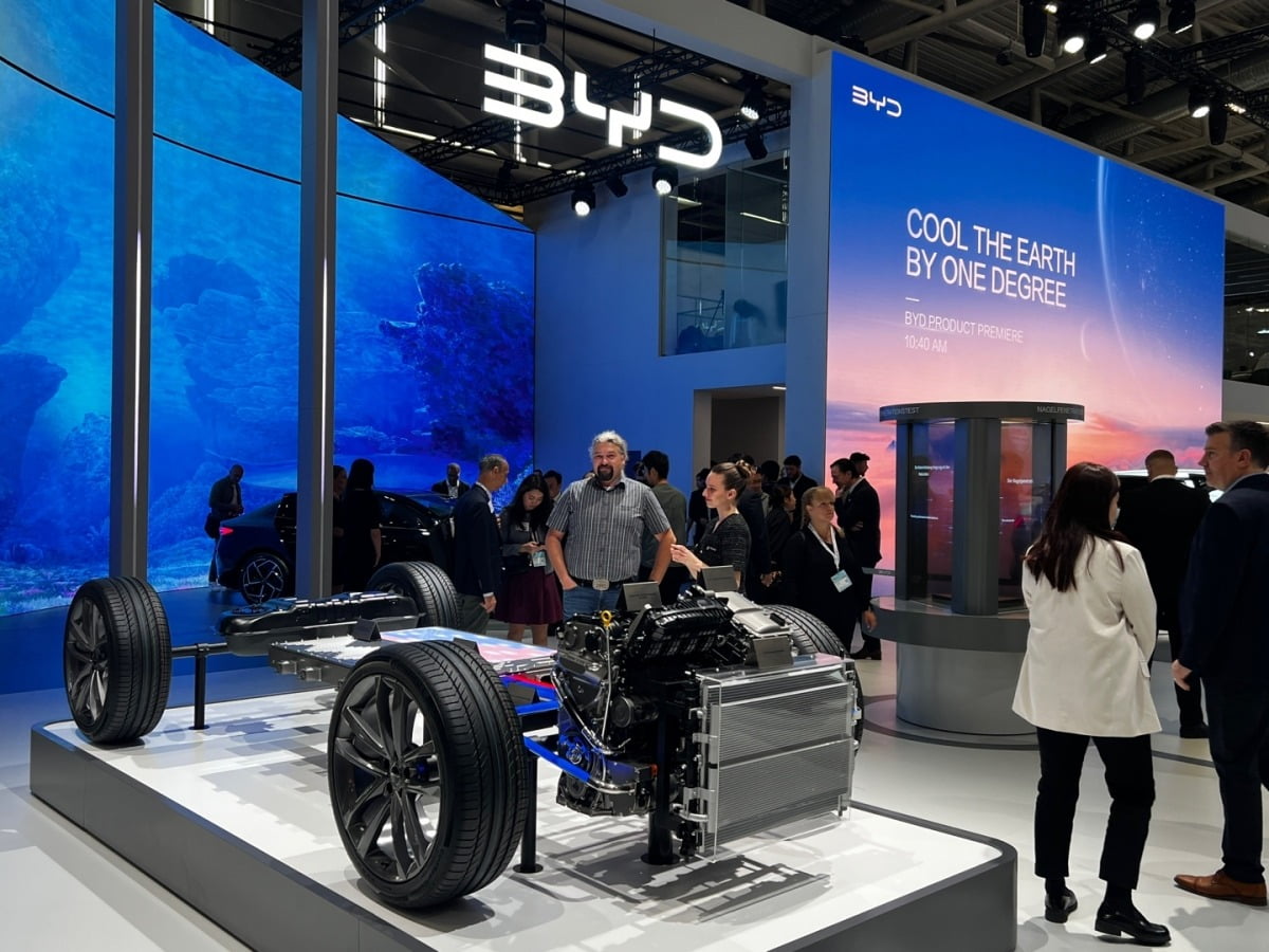 BYD가 지난 4일(현지시간) 독일 뮌헨에서 개막한 'IAA 모빌리티 2023'에서 '셀 투 바디' 기술이 적용된 전기차 언더바디 시제품을 전시하고 있다. 뮌헨=빈난새 기자