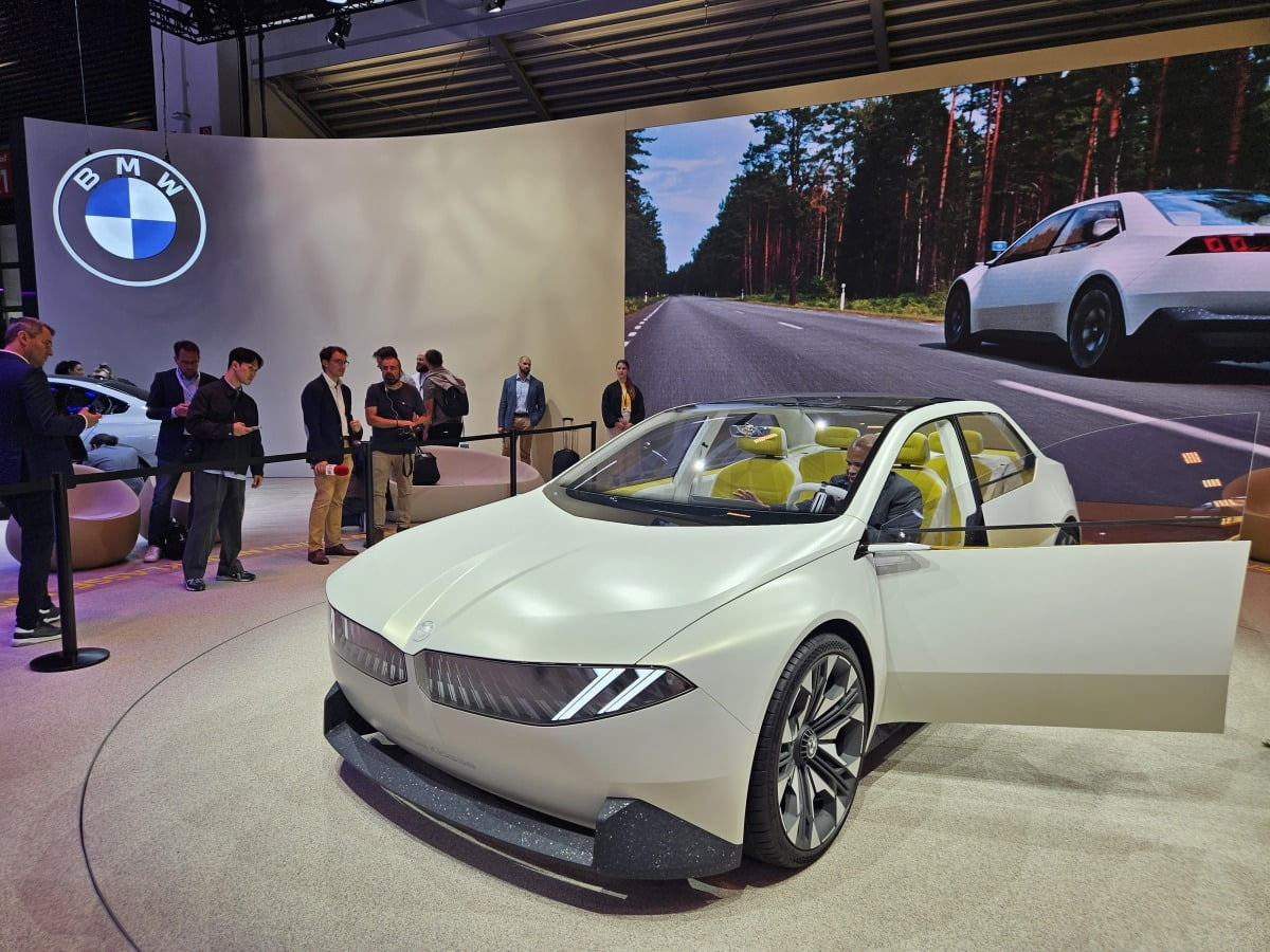 지난 4일(현지시간) 독일 뮌헨에서 열린 'IAA 모빌리티 2023'에서 BMW가 2025년부터 양산할 전기차 모델의 원형이 될 콘셉트카 '비전 노이어 클라쎄'를 최초 공개했다. 뮌헨=빈난새 기자