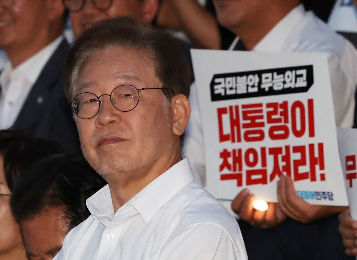 단식 9일째인 이재명 더불어민주당 대표가 8일 저녁 서울 여의도 국회 본청 앞 계단에서 열린 '민주주의 회복 촛불문화제'에 참석하고 있다. 사진=뉴스1
