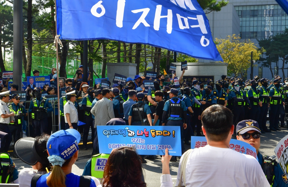9일 수원지검 앞에 모인 이재명 민주당 대표 지지자들 /사진=연합뉴스