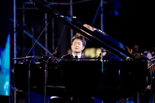 지난 9일 서울 청와대 헬기장에서 열린 '2023 블루하우스 콘서트'에서 피아니스트 선우예권이 라흐마니노프 '파가니니 주제에 의한 광시곡'을 협연하고 있다. 국립심포니 제공