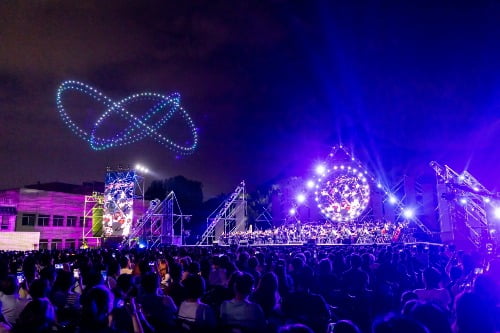 지난 9일 2023 블루하우스 콘서트에서 음악에 맞춰 하늘에서 '드론쇼'가 펼쳐지고 있다. 국립심포니 제공