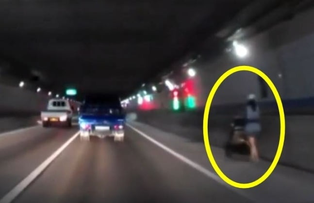 유모차를 끌고 터널 안을 걸어가는 여성. / 사진=JTBC 사건반장