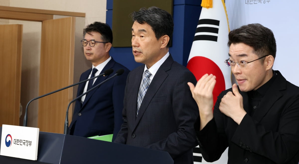 이주호 사회부총리 겸 교육부 장관과 장상윤 차관이 11일 오후 서울 종로구 정부서울청사에서 '교권 보호 4대 입법 촉구 브리핑'을 하고 있다.  /사진=뉴스1