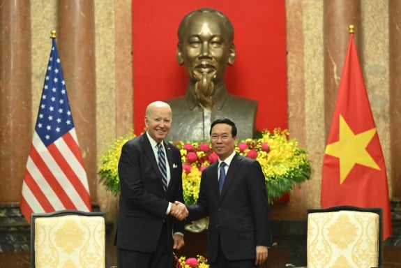 베트남을 국빈 방문 중인 조 바이든 미국 대통령이 11일 베트남 하노이에서 보 반 트엉 국가 주석을 만나 악수하고 있다. 사진=AFP
