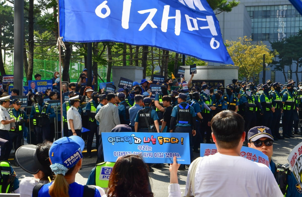 이재명 민주당 대표가 '쌍방울 그룹 대북 송금' 의혹 관련 피의자 신분으로 조사를 받기 위해 검찰에 출석하는 9일 오전 경기도 수원시 영통구 수원지방검찰청 앞에서 이 대표를 지지하는 시민들이 피켓을 들고 있다. 당시 150여명의 지지자들이 몰린 것으로 추산된다. /사진=연합뉴스