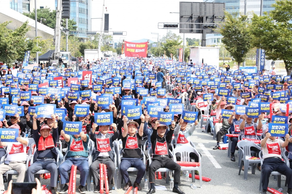 12일 전문건설업계 종사자 3000여명이 정부세종청사 국토교통부 앞에서 집회를 열고 있다./대한전문건설협회 제공