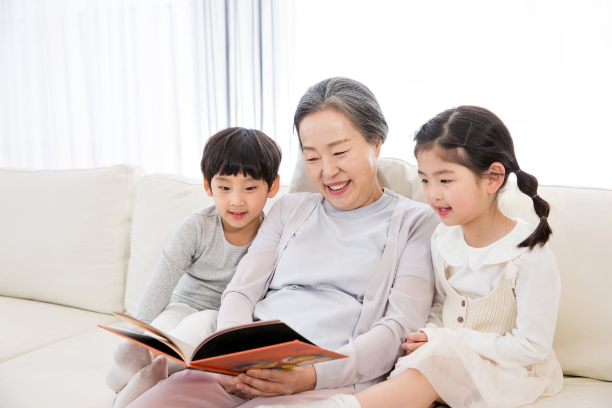 "손주 학원비 그까이꺼"…'황혼 육아'에 지갑 여는 노인들 [조미현의 Fin코노미]