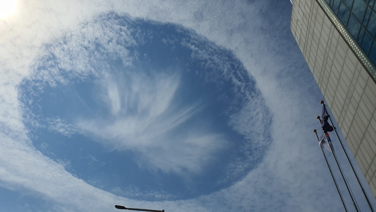 12일 강원 춘천 도심 하늘에 구멍이 뚫린 듯 독특한 모양의 구름이 펼쳐져 있다. /사진=뉴스1