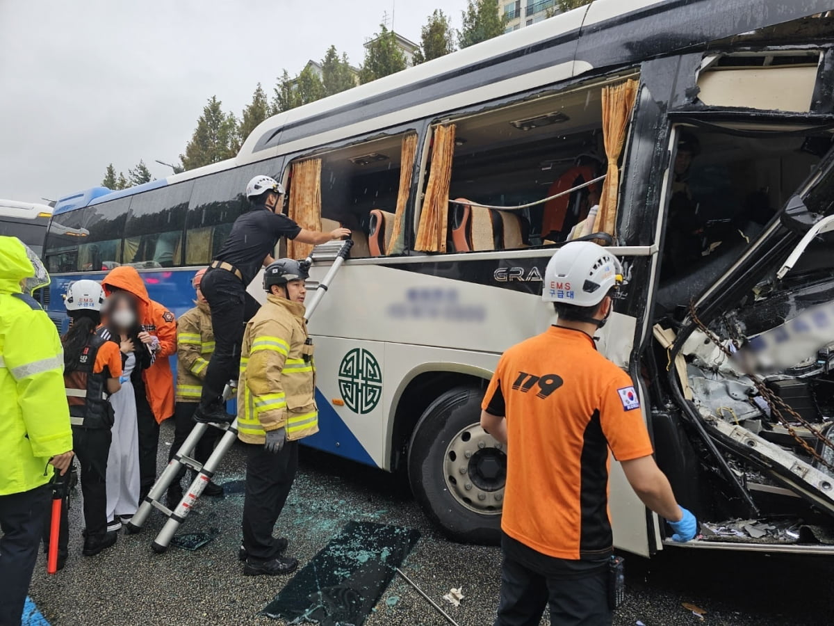 13일 오후 2시38분께 서울 서초구 경부고속도로 상행선 반포IC 1㎞ 앞 버스전용차로에서 중학교 수련회를 마치고 복귀하는 관광버스가 8.5t 화물차를 들이받았다. /사진=연합뉴스