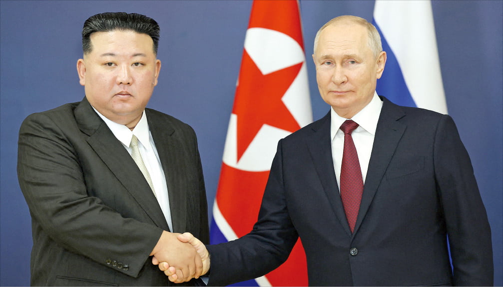 김정은 북한 국무위원장(왼쪽)과 블라디미르 푸틴 러시아 대통령이 13일(현지시간) 러시아 아무르주 보스토치니 우주기지에서 회담을 열고 악수하고 있다. /사진=연합뉴스