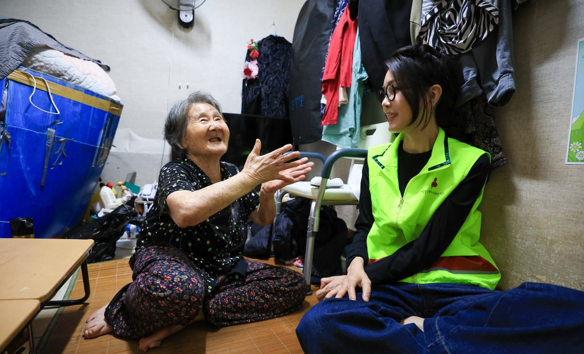 김건희 여사가 추석 명절을 앞둔 13일 오후 서울 중구 서울역 쪽방촌을 방문, 추석선물 키트를 전달하며 어르신과 대화하고 있다. /사진=뉴스1