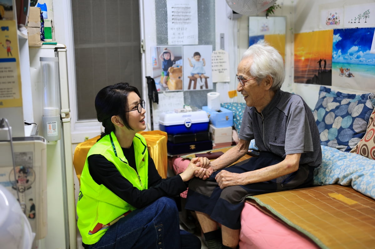 김건희 여사가 추석 명절을 앞둔 13일 오후 서울 중구 서울역 쪽방촌을 방문, 추석선물 키트를 전달하며 어르신과 대화하고 있다. /사진=뉴스1