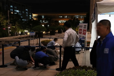이재명 단식장 앞 50대 여성 흉기 난동…경찰 2명 부상
