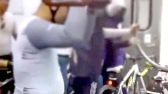 지난 9일 경의중앙선 지하철 자전거 칸에서 한 할머니에게 자전거를 끌고 탄 승객들이 욕설과 폭언을 하는 모습. 사진=YTN 캡처