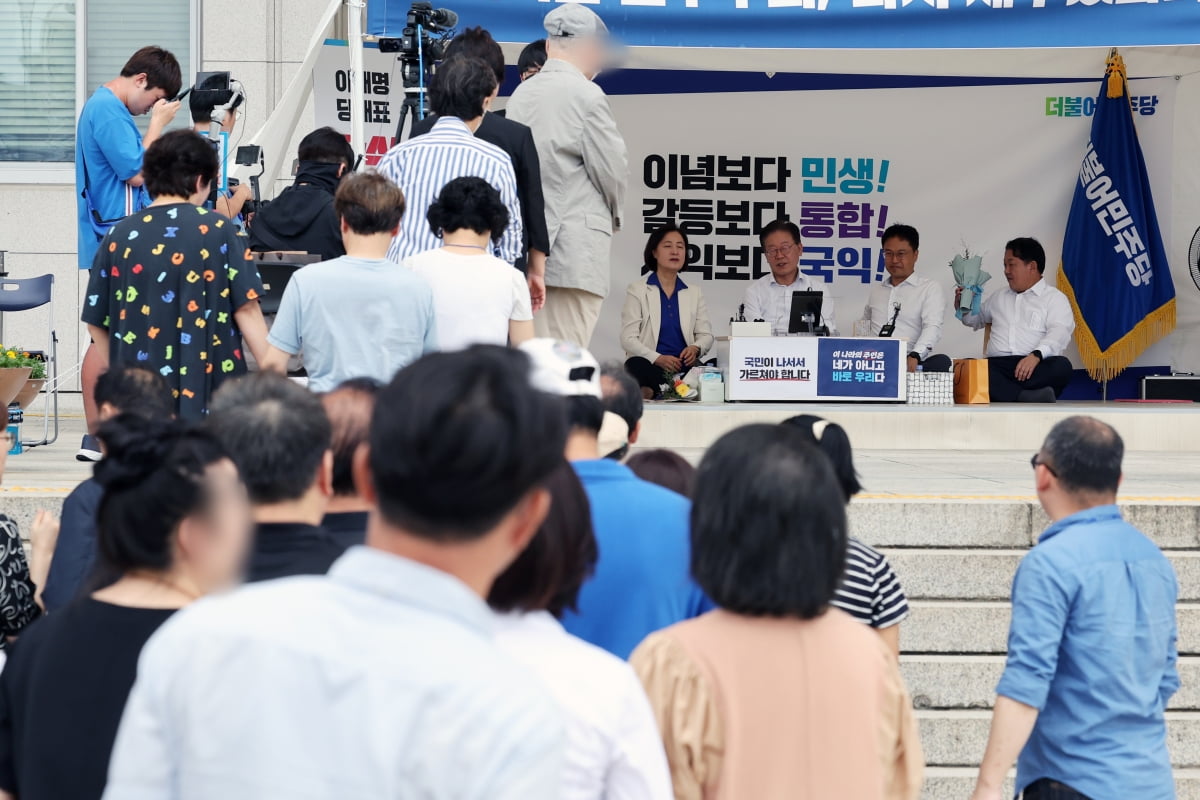 3일 오후 서울 여의도 국회 본청 앞에서 나흘째 단식 중인 이재명 더불어민주당 대표를 응원하기 위해 지지자들이 줄지어 서 있다. /사진=뉴스1