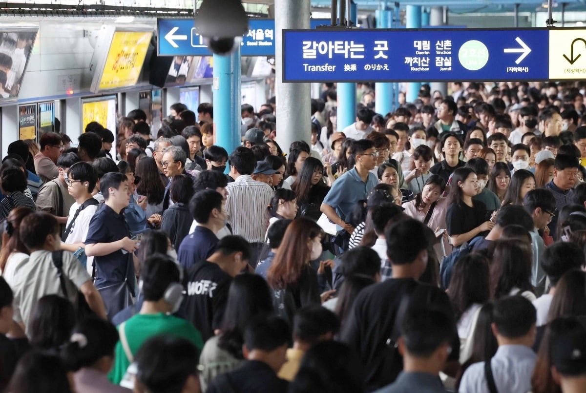 철도노조 파업 이틀째인 15일 서울 구로구 신도림역 승강장이 출근하는 시민들로 붐비고 있다./이솔 기자