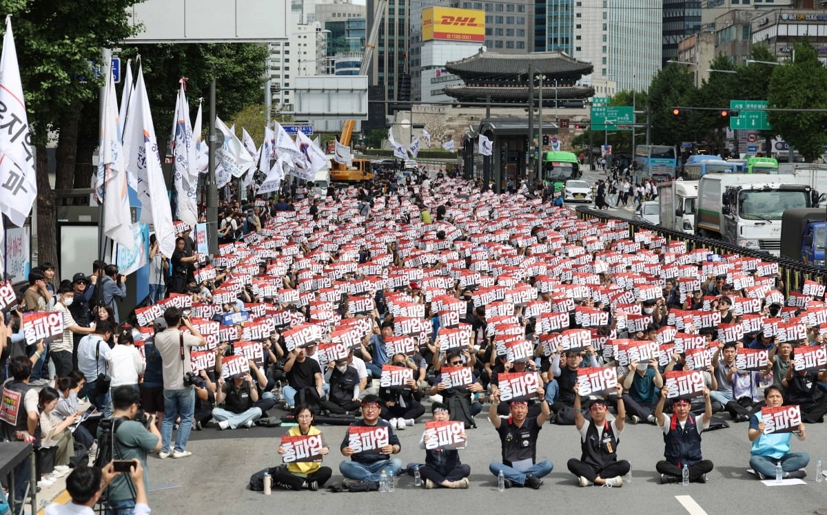 철도노조 파업 첫째날인 14일 서울역 인근에서 열린 서울지방본부 총파업 출정식에서 참가자들이 구호를 외치고 있다./이솔 기자