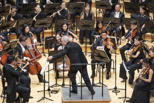 지난 14일 서울시향이 지휘자 만프레트 호네크와 함께 차이콥스키 교향곡 6번을 연주하고 있다. 서울시향 제공