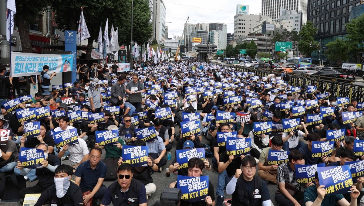 철도노조 파업 첫째날인 14일 서울역 인근에서 열린 서울지방본부 총파업 출정식에서 참가자들이 구호를 외치고 있다./이솔 기자