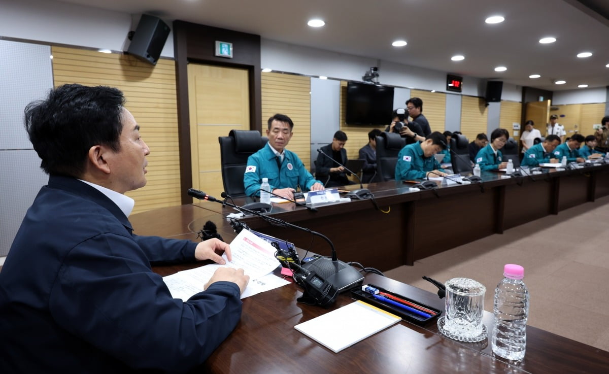 원의룡 국토교통부 장관(왼쪽)이 17일 서울 중구 한국철도공사(코레일) 서울본부에서 한문희 코레일 사장(왼쪽에서 두번째)로부터 파업 상황을 보고받고 있다.        연합뉴스