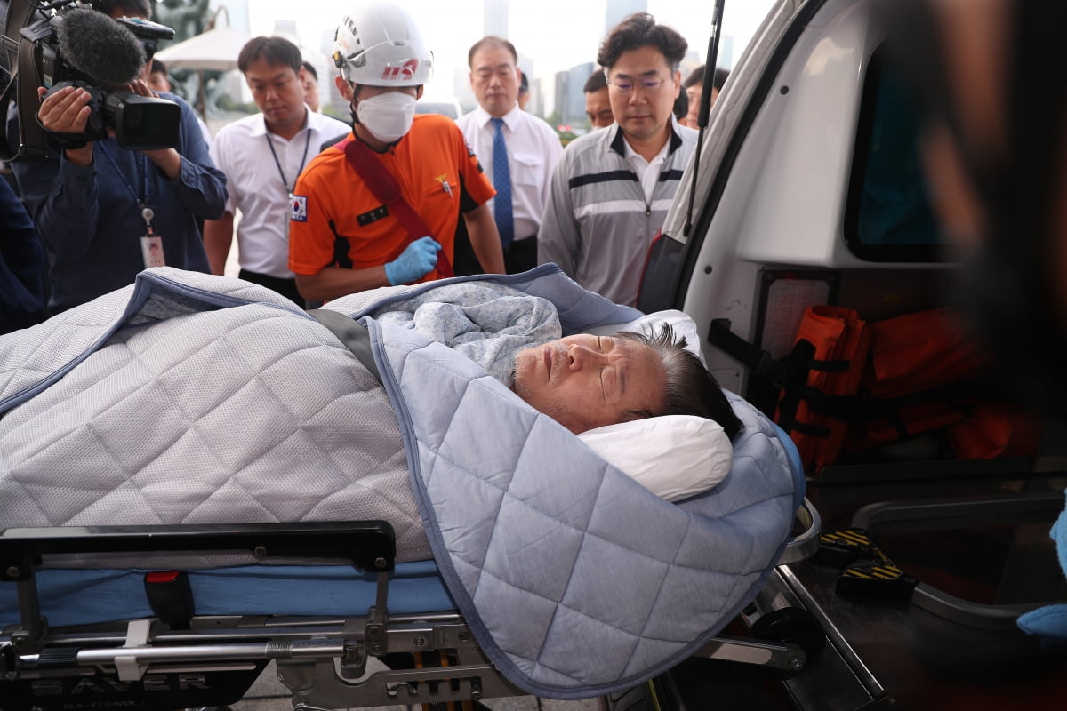 단식 19일차인 이재명 더불어민주당 대표가 18일 오전 서울 여의도 국회 당 대표실에서 119 구급대에 의해 병원으로 이송되고 있다. /사진=뉴스1
