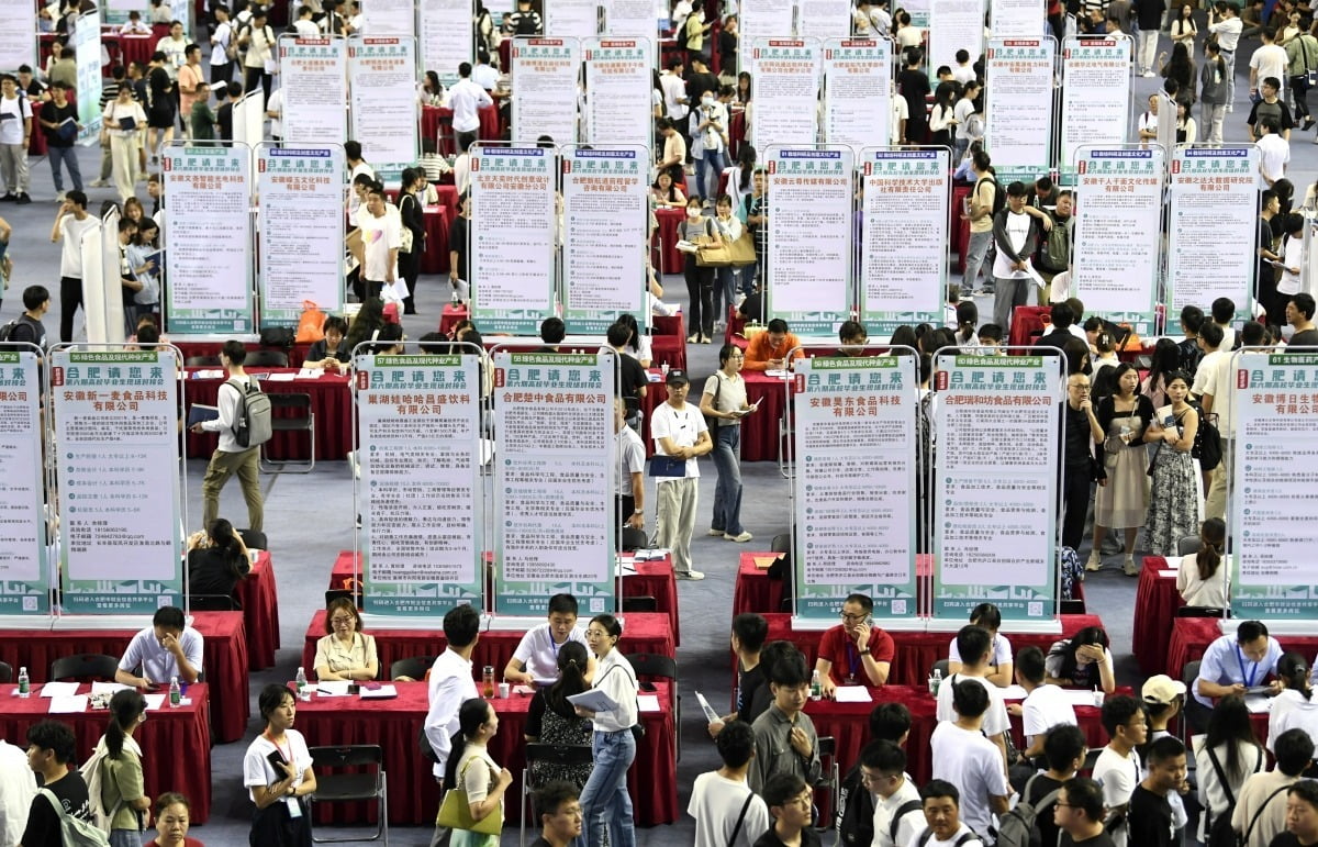 지난 4일 중국 안후이성 허페이 한 체육관에서 열린 대학 졸업생 취업 박람회에 사람들이 참석하고 있다. /로이터