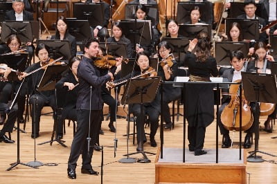 바이올리니스트 세르게이 하차투리안이 국립심포니와 함께 협연하고 있다. ©SihoonKim 