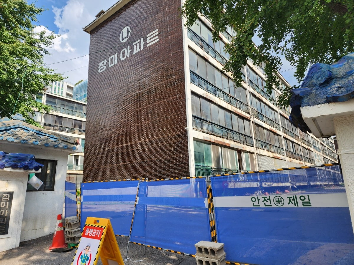 성수동 장미아파트는 성동구 내 재건축 단지 중 가장 속도가 빠르다. 이주를 마친 장미아파트 모습./심은지 기자