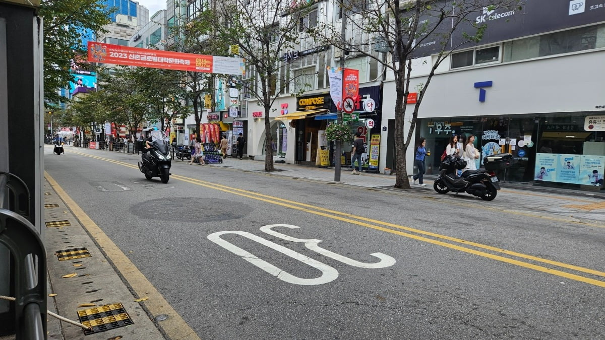 15일 서울 연세대 신촌캠퍼스 연세로의 모습. 경찰이 서울 연세로 거리(신촌오거리~연세대사거리)에 대해 오토바이 통행 금지를 조치를 내렸지만 현장은 배달업 종사자들이 빈번하게 통행을 벌이고 있었다. 조철오기자