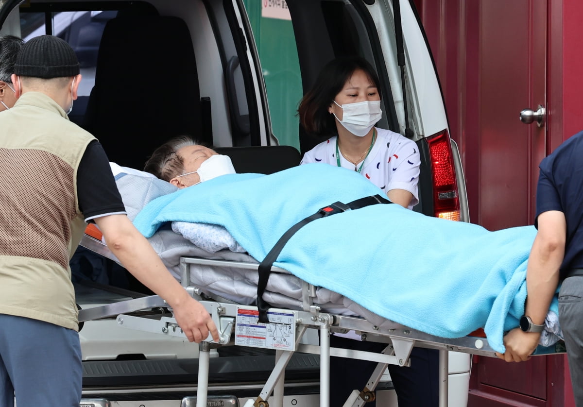 이재명 더불어민주당 대표가 장기간 단식으로 건강이 악화하면서 18일 오전 서울 중랑구 녹색병원으로 이송되고 있다. /사진=뉴스1