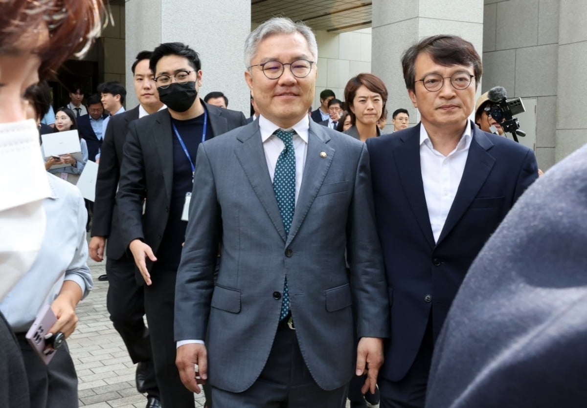 18일 상고심 판결을 마치고 나오는 더불어민주당 최강욱(왼쪽) 의원, 김의겸 의원. / 사진=김 의원 페이스북